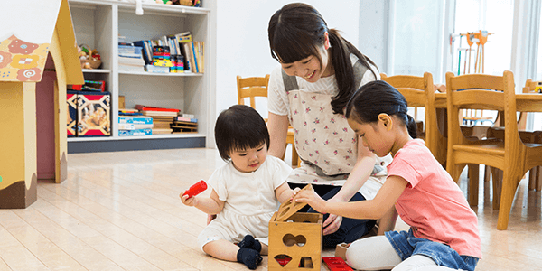 二人の子供と保育士