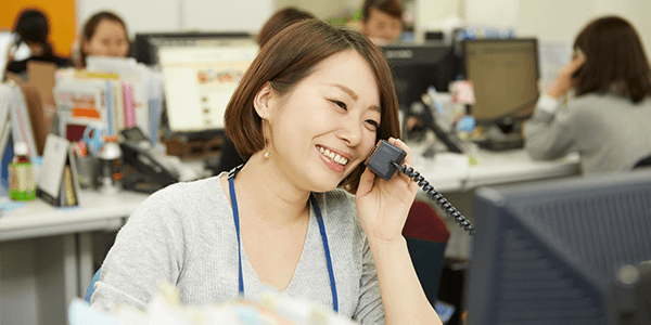 電話をする女性