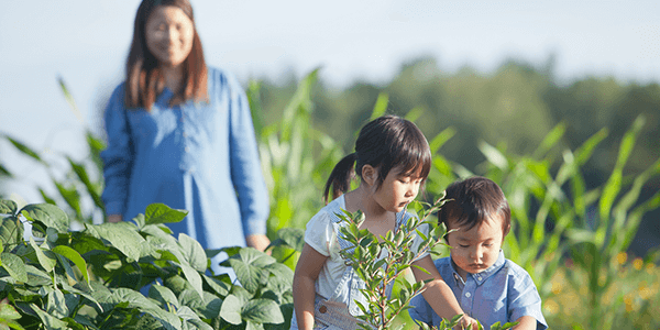 小さな二人の子供とほほ笑む女性